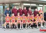 Des coureurs cyclistes posent pour la photo.