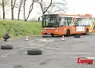 Un bus qui slalome entre plots et pneus.