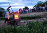Dans un four installé deux jours plus tôt, le mélange d'étain et de cuivre a été porté à plus de 1 100° avant d'être coulé dans le moule enterré dans le sol. 