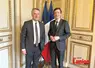 deux hommes posent. L'un est sénateur du Cantal, l'autre ministre de l'Éducation nationale