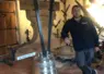 Bastien Dard auprès d'une cloche de 207 kg coulée en public à Chemilly en juin 2023.