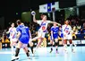 une joueuse de handball qui tente un tir en extension