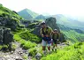 Deux personnes marches dans les montagnes cantaliennes