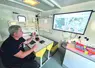 Un sapeur-pompier devant une carte du Cantal.