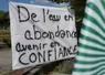 Banderole suspendue lors de la mobilisation des agriculteurs pour une gestion de l'eau cohérente : "de l'eau en abondance, avenir en confiance"