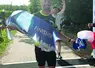 Un finisher franchit la ligne d'arrivée.