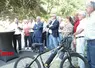 Des élus avec un vélo pour inaugurer un tunnel.
