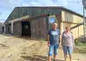 Christine et Daniel devant leur stabulation à logettes.