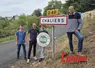quatre personnes autour d'un panneau de signalisation