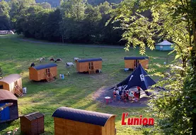 village de vacances avec roulottes et au fond des tentes