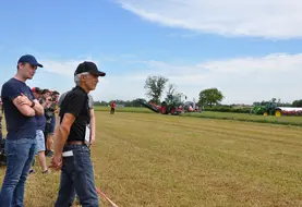 Personnes regardant les démonstrations de matériels au Salon de l'herbe et des fourrages.