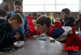 Ateliers pour enfants autour du caillé sur une ferme ouverte. 