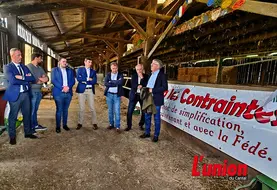 Députés et préfet sur une exploitation devant une banderolle "Basta les contraintes". 