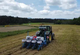 Le strip-till limite l'érosion des terrains et réduit les besoins en carburant. En revanche, son usage est plus difficile, plus précis, et donc plus risqué en termes de rendements.