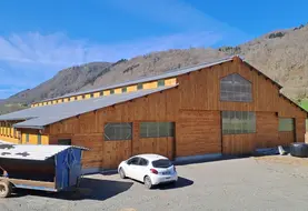 Un bâtiment dit multichapelles. 