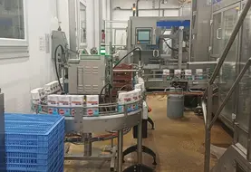 Les briques de lait Gérentes sur la chaine de production.