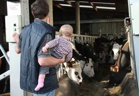 papa agriculteur avec enfant dans les bras