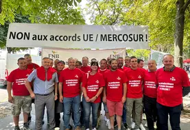 Les éleveurs se sont retrouvés à proximité de l'ambassade du Brésil à Paris.