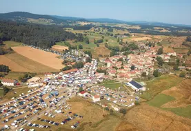 Le jour de la foire, le village de Thoras s'étend...