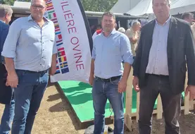 Brice Guyau entre Cédric Tranquard et Daniel Couderc, président et vice-président de la FNSEA Nouvelle-Aquitaine