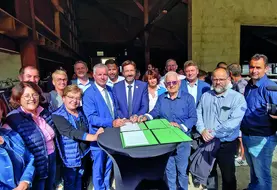 Entourés d’élus locaux et de responsables agricoles professionnels, Martial Saddier, Fabrice Pannekoucke et Gilbert Guigue ont signé un engagement financier commun de 1,85 million d’€ en faveur des élevages foyers touchés par la maladie, des filières agricoles et des outils coopératifs fragilisés. 