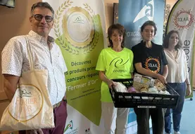 Opération solidarité entre la chambre régionale d'agriculture, Solaal Aura et l'épicerie sociale et solidaire de Cournon à l'occasion du concours des Fermiers d'Or.