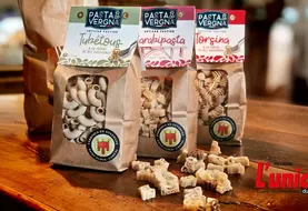 Trois paquets de pâtes artisanales Pastavergna sur une table. 
