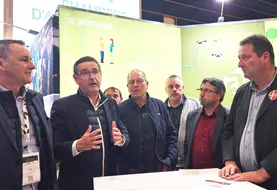 Marc Delage du groupe Carrefour, Daniel Chevreul, directeur général de Terralacta, Jacques Cornelissen, président de Coopal, Laurent Bascoulergue, vice-président de Coopal, Pascal Lerousseau, président de la Chambre d'agriculture de la Creuse et Daniel Couderc, président de la Chambre d'agriculture de la Corréze.
