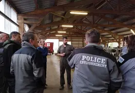 Nicolas Peny (au centre) a ouvert les portes de son exploitation aux agents de l'OFB en formation. 