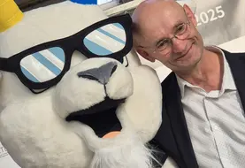 Capr'Icieuse, nouvelle mascotte du salon, ici aux côtés de Samuel Hérault, président du Capr'Inov, a fait sensation sur le salon.