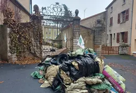 Dépôts de déchets agricoles devant les grilles de la communauté de communes des Rives du Haut Allier.