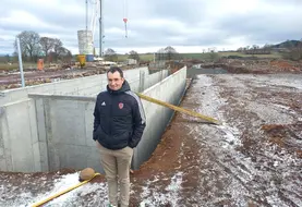David Mathieu sur le chantier de son futur bâtiment qui devrait être achevé en automne 2026.