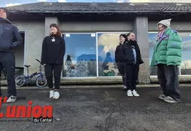 Un groupe de garçons et de filles.