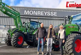 Famille de concessionnaire FENDT devant les tracteurs de sa concession.