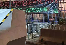 Les agriculteurs ont mis l’état sous surveillance en installant un radar mobile  devant les grilles de la Préfecture de Haute-Loire.