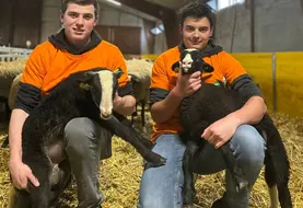 Alexandre et Simon, es deux vainqueurs de la finale auvergnate des ovinpiades des jeunes bergers.