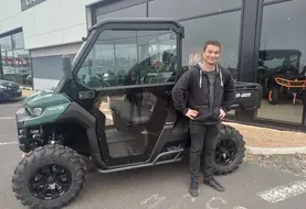 Équipé de 4 roues motrices avec blocage différentiel, de suspensions et d'une sellerie renforcées, d'une direction assistée et d'un treuil, le SSV est capable de remplacer le traditionnel utilitaire de nos fermes.