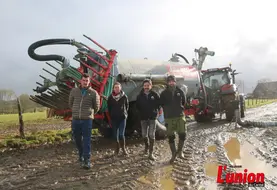 Un groupe d'agriculteur devant un tonne à pendillards, avance. 
