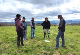 À Isserteaux, Louis-Antoine Mourgues, conseiller fourrage à la Chambre d'agriculture du Puy-de-Dôme (au centre) a donné les dernières recommandations avant le début de la saison de pâturage. 