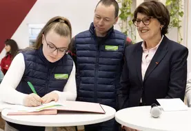 De gauche à droite : Amandine Belal et Matthieu Regazzoni – associés à l’essai dans le Doubs et Annie Genevard - ministre de l’Agriculture.