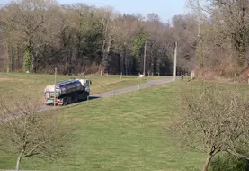 camion de collecte de lait dans la campagne