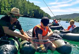 jeunes pêcheurs sur un lac du cantal
