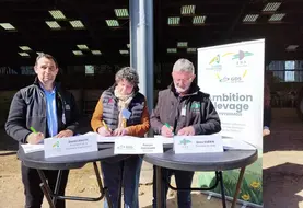 David Chauve, président de la Chambre d'agriculture du Puy-de-Dôme, Pascale Chassard, élue du GDS et Denis Guérin, président de l'EDE du Puy-de-Dôme ont signé le projet Ambition Élevage pour renforcer les liens entre les 3 structures et propose un accompagnement mutualisé des élevages. 