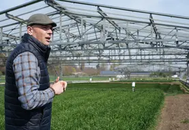Laurent Falchetto, directeur de l'unité Phéno3C à l'INRAE présentant la parcelle de phénotypage haut-débit.