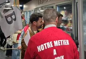 Opération coup de poing des éleveurs dans un magasin de la région parisienne.