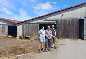 Alice, Daniel et Florent se lancent dans des travaux pour bénéficier de meilleures conditions de travail.