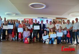 Un groupe d'agriculteurs récompensés tiennent les diplômes décrochés à Paris