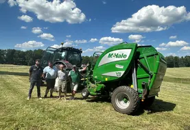 La presse à balle ronde McHale a été prêtée au GAEC Simonet par la SARL Bonnet et Sterenn Equipement.