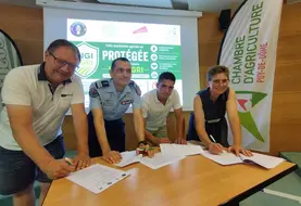 La Chambre d'agriculture du Puy-de-Dôme, la FNSEA 63, J63 et le Groupement de gendarmerie du Puy-de-Dôme ont signé le déploiement de VigiAgri, un système d'alerte pour les agriculteurs. 