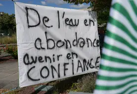 Banderole suspendue lors de la mobilisation des agriculteurs pour une gestion de l'eau cohérente : "de l'eau en abondance, avenir en confiance"